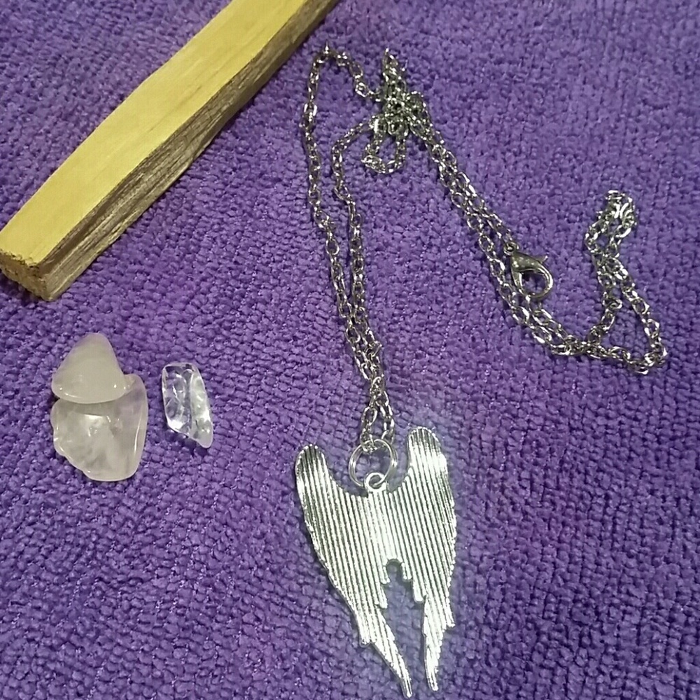 Angel wings necklace pendent + bonus crystal gift 🎁 ❌ Last 1 - Picture 4 of 8